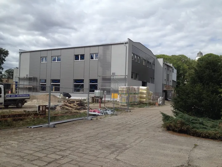 Przebudowa i adaptacja hali stalowej i budynku socjalnego